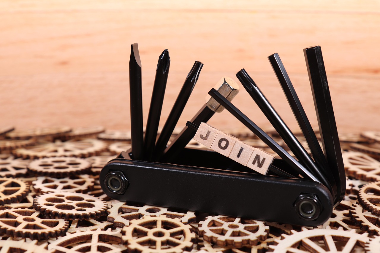 在使用某一款技术支持辅助时,同时也产生不当言论的情况下,游戏玩家应该怎么处理?